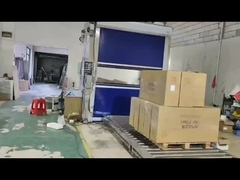 کابین دوش هوای سفارشی که به دیوار تکیه داده و از هر دو طرف باد می‌زند